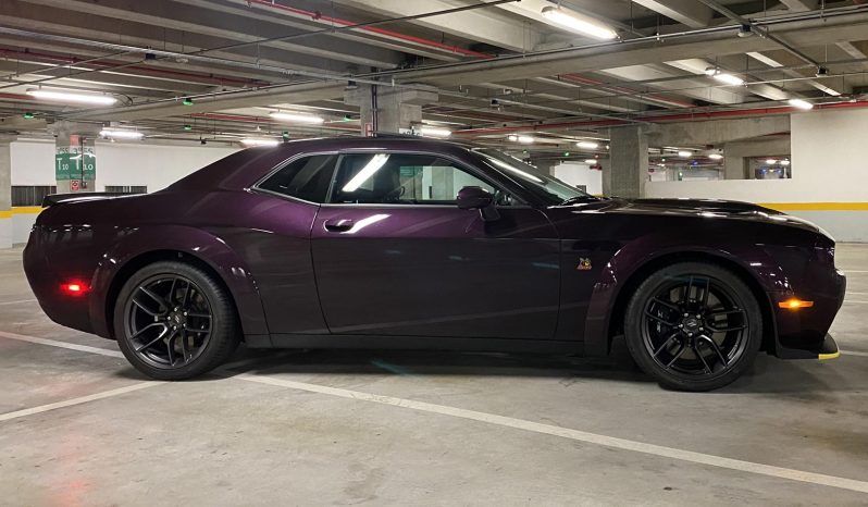Dodge-Challenger-Scat-Pack-Widebody-2021-Brasil-Roxo-Hellraisin-11-798x466
