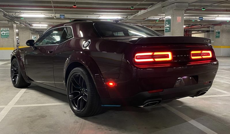 Dodge-Challenger-Scat-Pack-Widebody-2021-Brasil-Roxo-Hellraisin-13-798x466